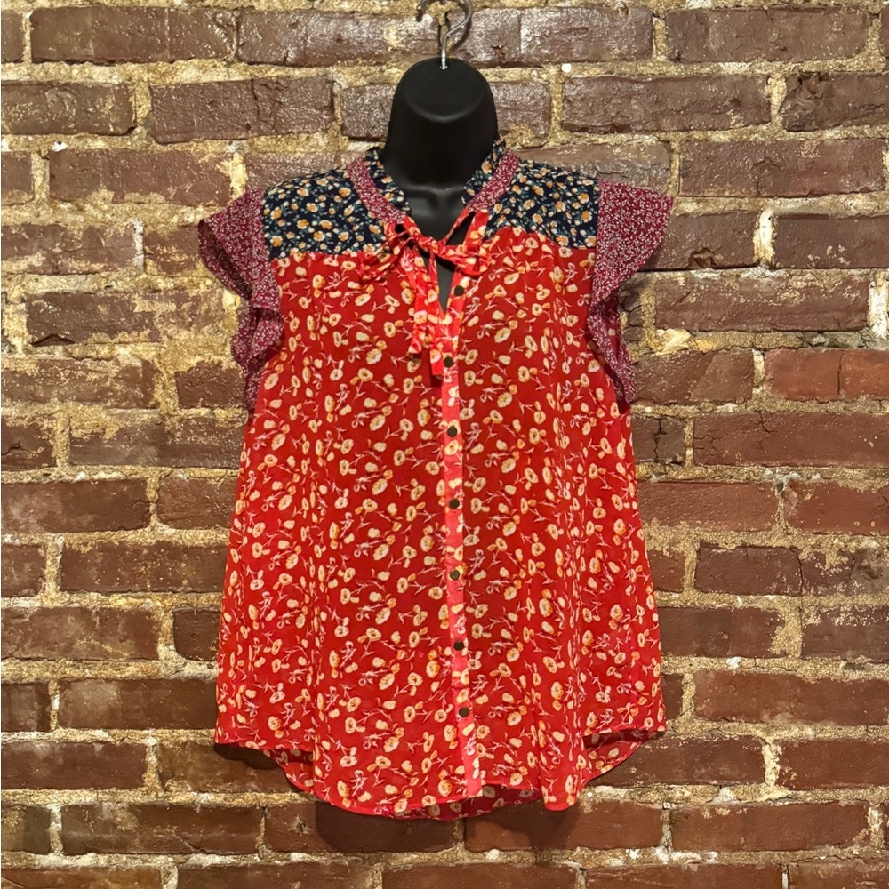 Sandy & Sid blouse with ruffled collar. BOHO floral w/flutter sleeve. Red Lg